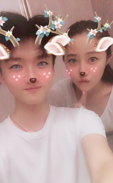 董昕赟与人合照 董昕赟高清写真_董昕赟高清剧照
