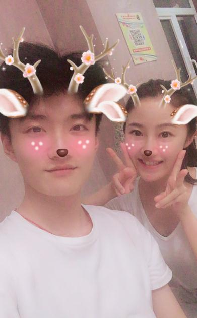 董昕赟与人合照 董昕赟高清写真_董昕赟高清剧照