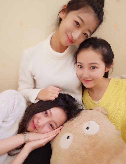 董昕赟与人合照 董昕赟高清写真_董昕赟高清剧照