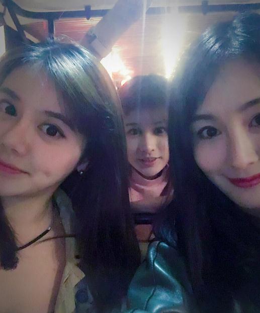 胡雯月与人合照 胡雯月高清写真_胡雯月高清剧照
