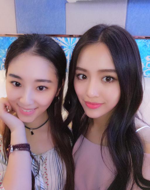 罗秋韵与人合照 罗秋韵高清写真_罗秋韵高清剧照