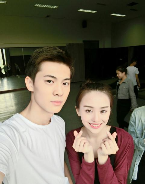 罗秋韵与人合照 罗秋韵高清写真_罗秋韵高清剧照