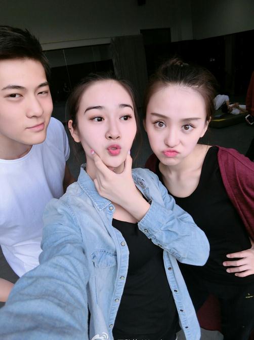 罗秋韵与人合照 罗秋韵高清写真_罗秋韵高清剧照