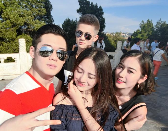 罗秋韵与人合照 罗秋韵高清写真_罗秋韵高清剧照