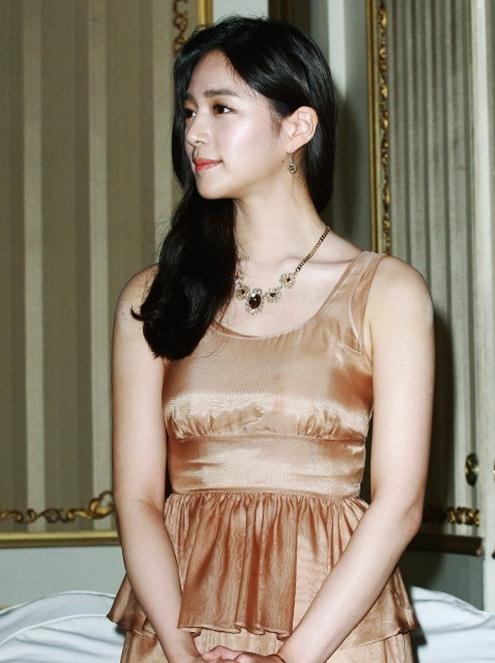 李伊利雅活动照 李伊利雅高清写真_李伊利雅高清剧照