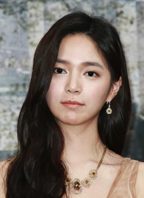 李伊利雅活动照 李伊利雅高清写真_李伊利雅高清剧照