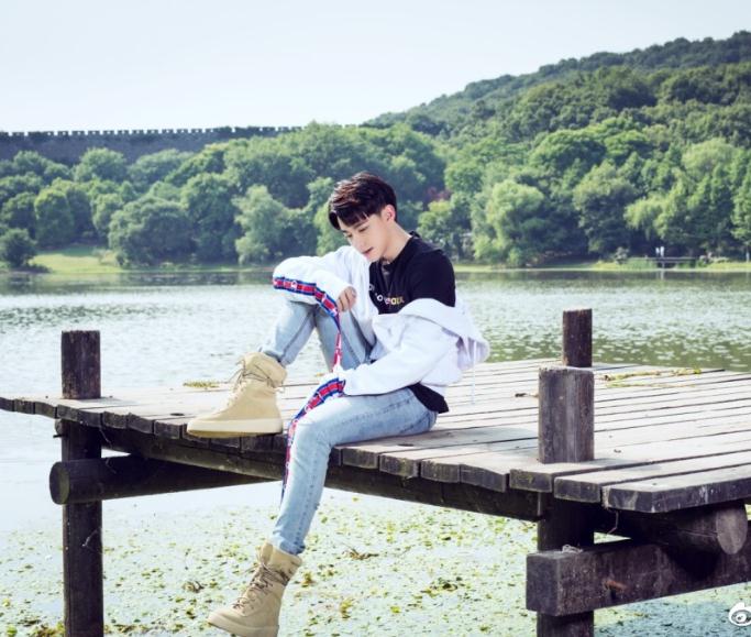 姜彭街拍照写真 姜彭高清写真_姜彭高清剧照