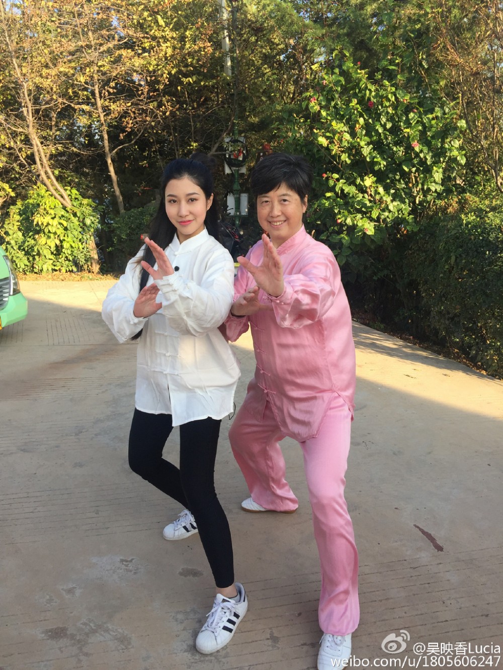 吴映香参加活动照写真 吴映香高清写真_吴映香高清剧照