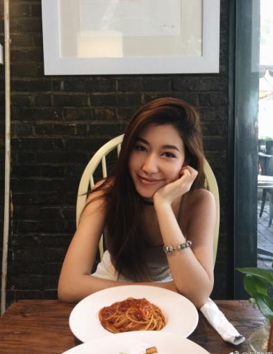 吴映香街拍照写真 吴映香高清写真_吴映香高清剧照