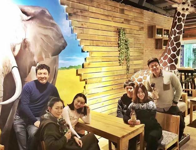 张馨心与人合照 张馨心高清写真_张馨心高清剧照