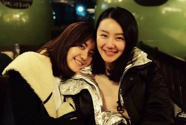 张馨心与人合照 张馨心高清写真_张馨心高清剧照