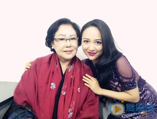 李奕娴与人合照 李奕娴高清写真_李奕娴高清剧照
