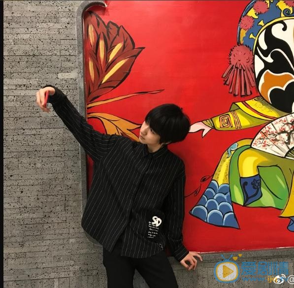 贺峻霖街拍写真 贺峻霖高清写真_贺峻霖高清剧照