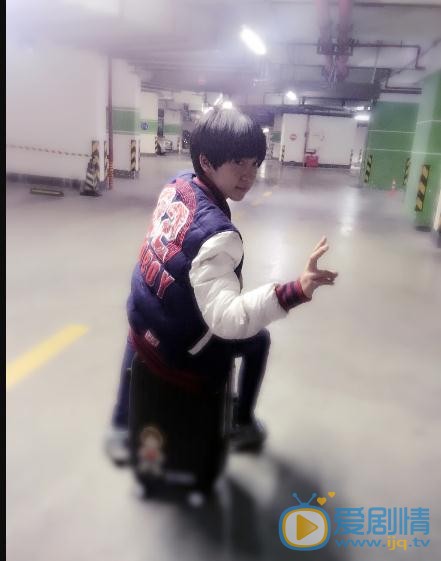 贺峻霖街拍写真 贺峻霖高清写真_贺峻霖高清剧照