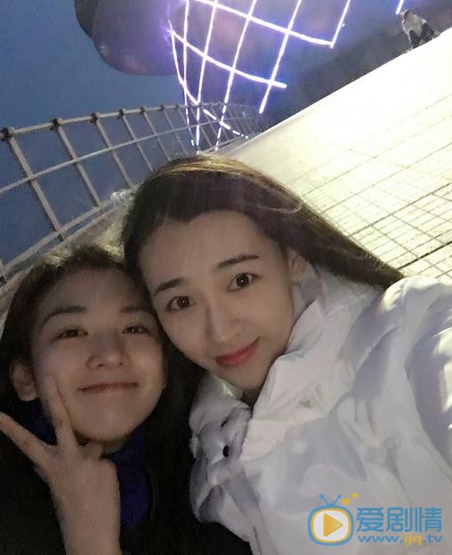 代露娃与人合照 代露娃高清写真_代露娃高清剧照