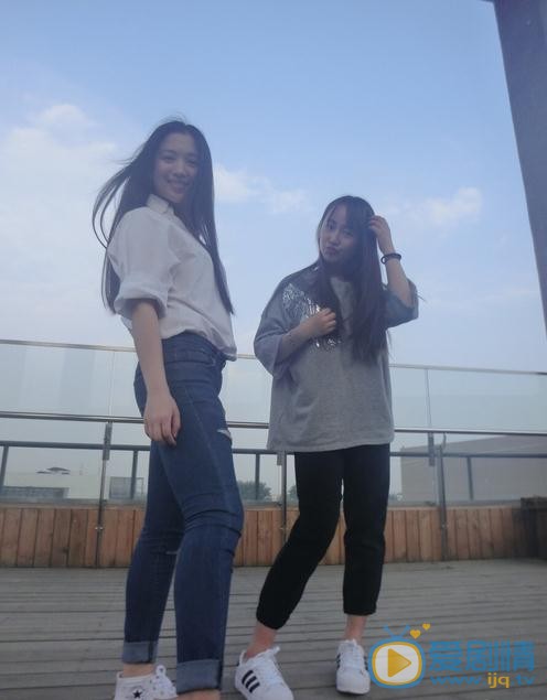代露娃与人合照 代露娃高清写真_代露娃高清剧照