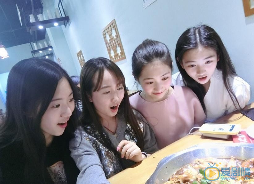 代露娃与人合照 代露娃高清写真_代露娃高清剧照