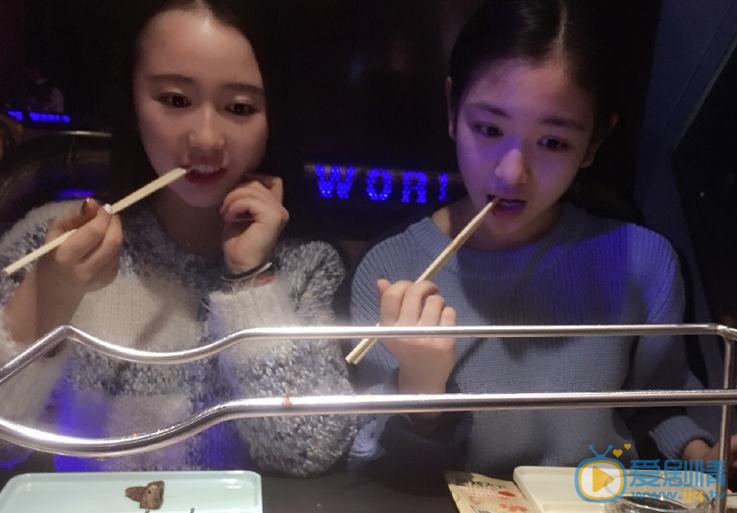 代露娃与人合照 代露娃高清写真_代露娃高清剧照