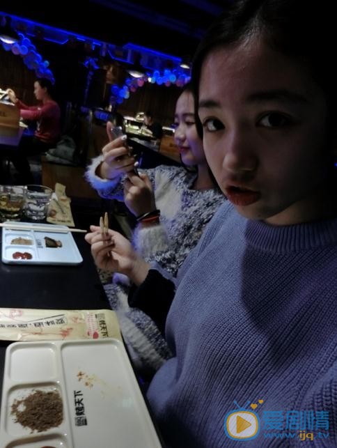 代露娃与人合照 代露娃高清写真_代露娃高清剧照