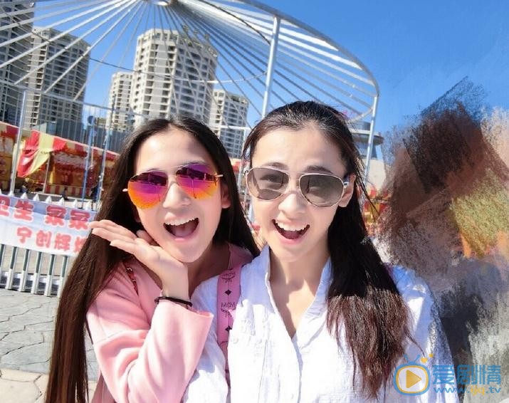 代露娃与人合照 代露娃高清写真_代露娃高清剧照