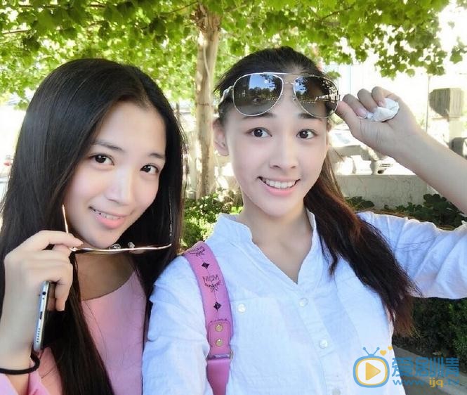 代露娃与人合照 代露娃高清写真_代露娃高清剧照