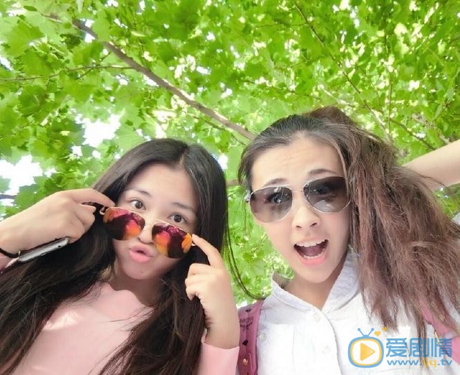 代露娃与人合照 代露娃高清写真_代露娃高清剧照