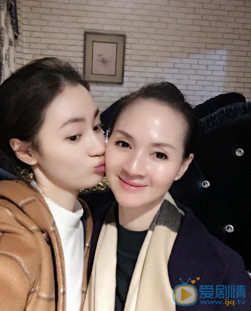 陶洋与人合照 陶洋高清写真_陶洋高清剧照