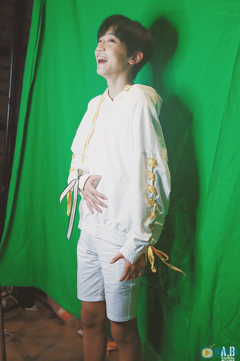 李天泽白衣少年写真 李天泽高清写真_李天泽高清剧照