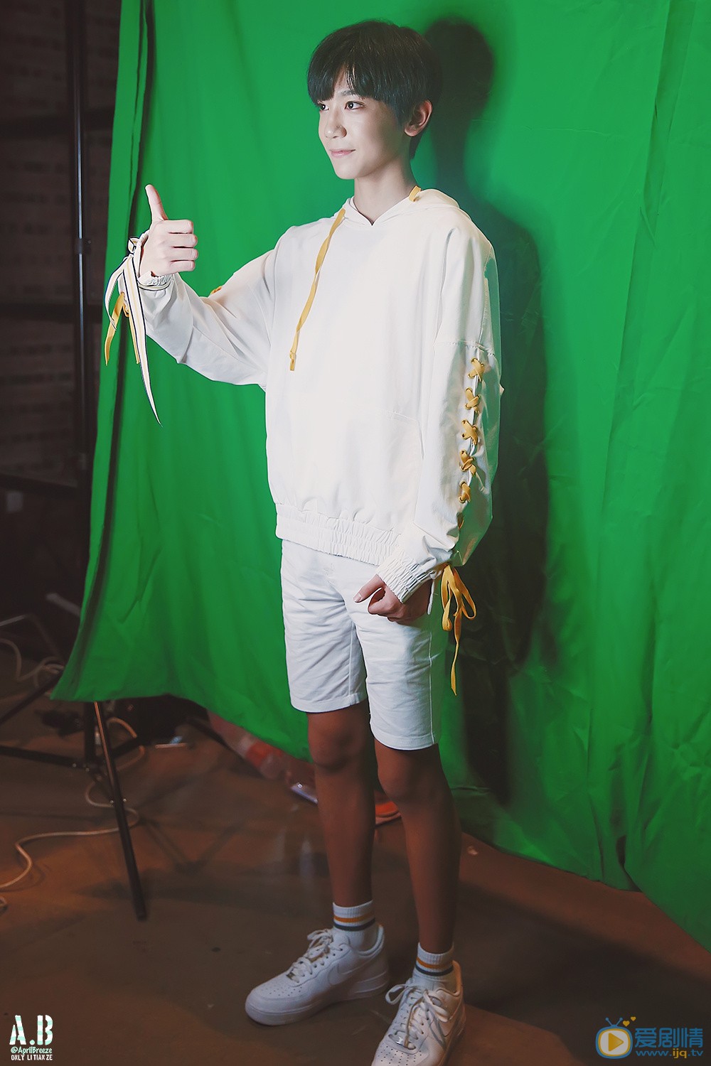 李天泽白衣少年写真 李天泽高清写真_李天泽高清剧照