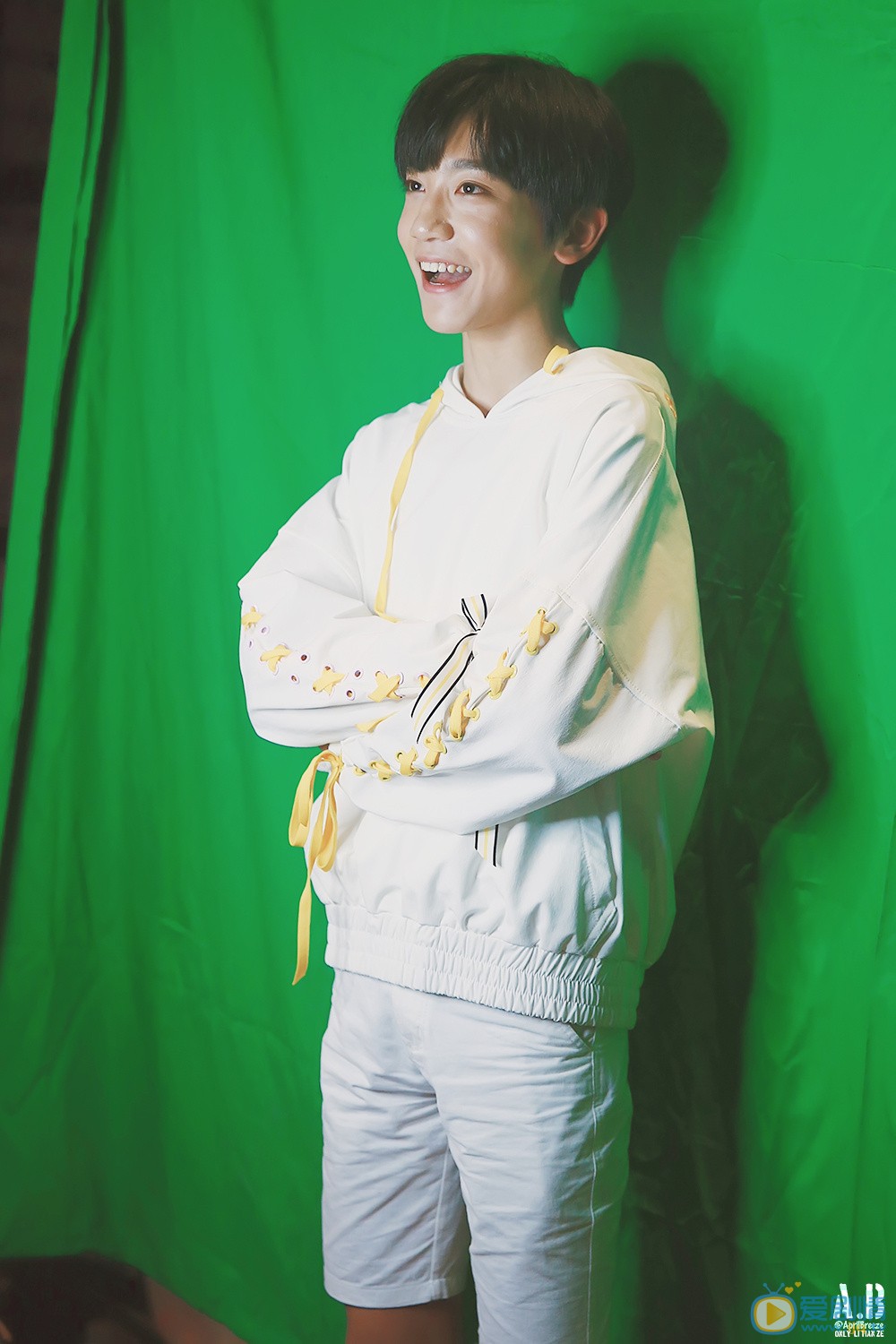 李天泽白衣少年写真 李天泽高清写真_李天泽高清剧照