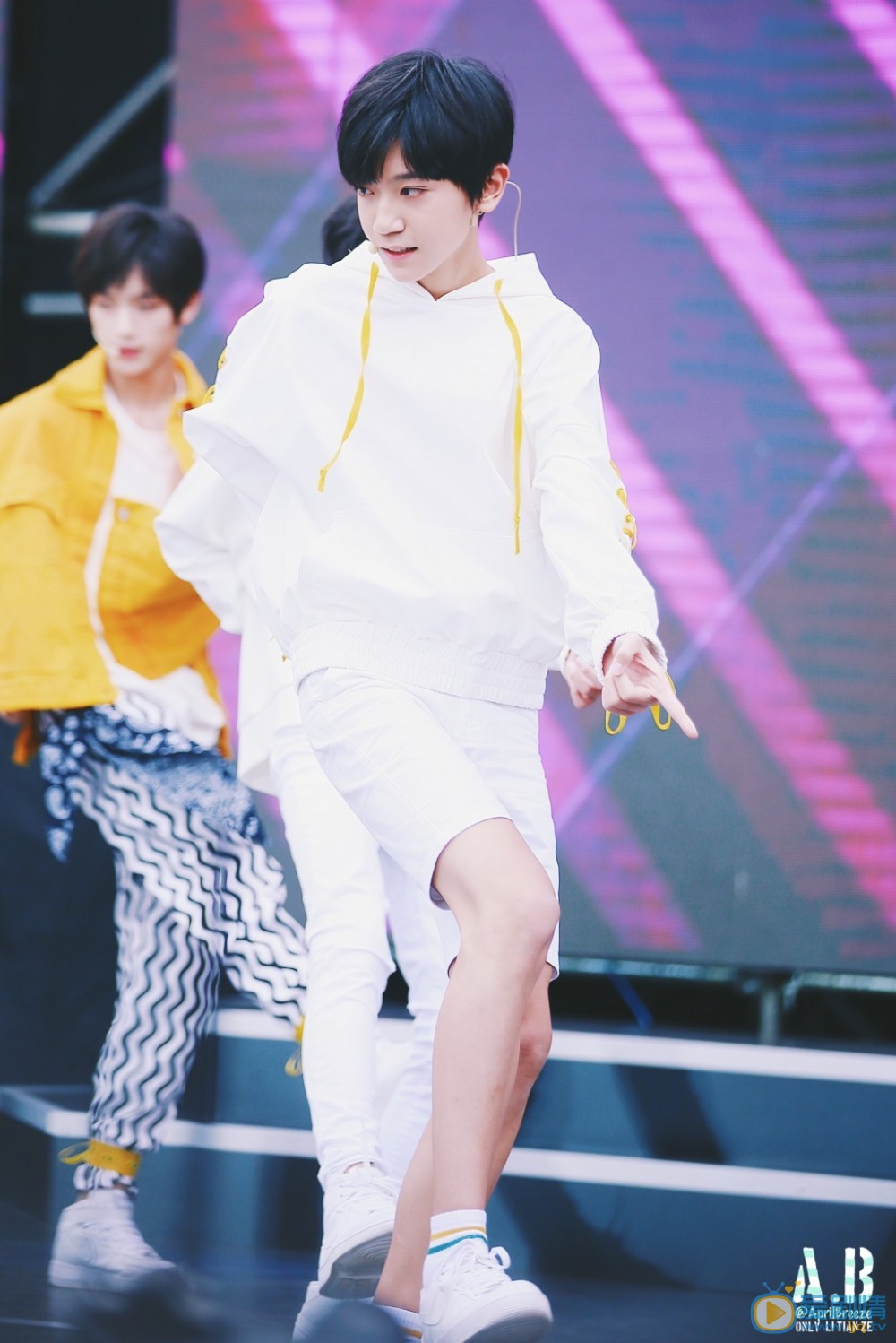 李天泽白衣少年写真 李天泽高清写真_李天泽高清剧照