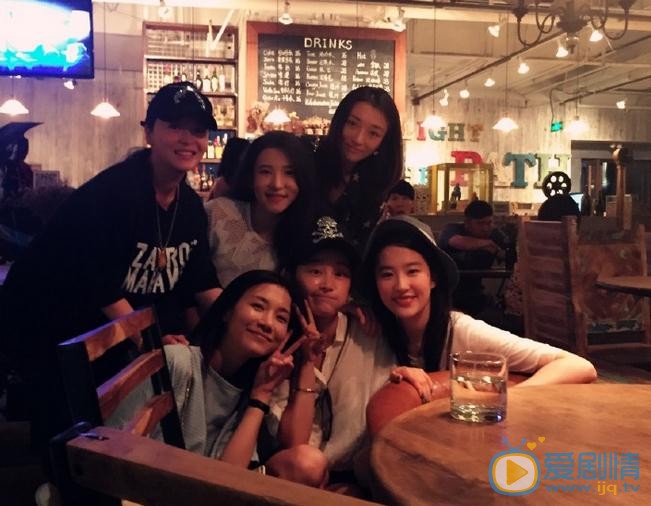 鲁昕儿与人合照 鲁昕儿高清写真_鲁昕儿高清剧照