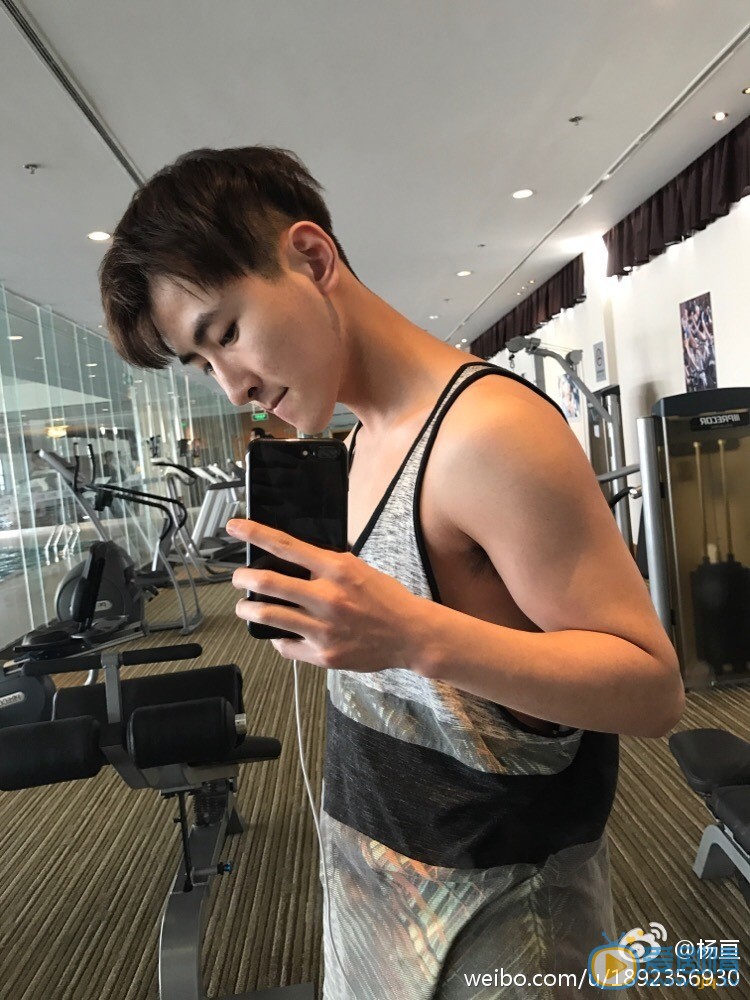 杨亘街拍照写真 杨亘高清写真_杨亘高清剧照