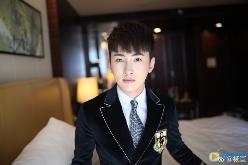 杨亘西服写真 杨亘西服写真