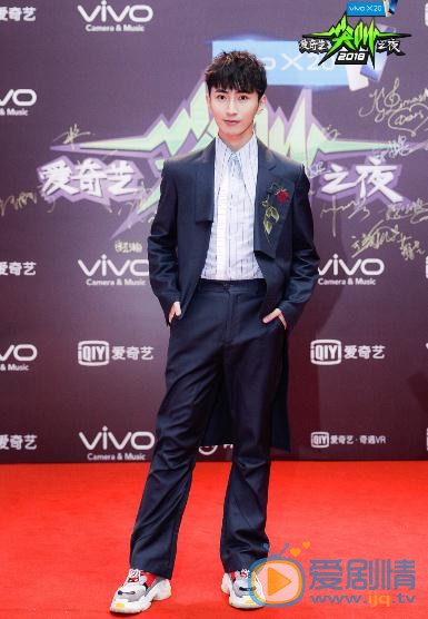 杨亘西服写真 杨亘高清写真_杨亘高清剧照