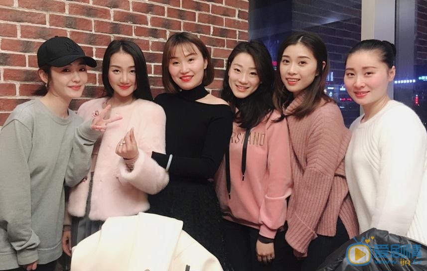 吴恩璇与人合照 吴恩璇高清写真_吴恩璇高清剧照