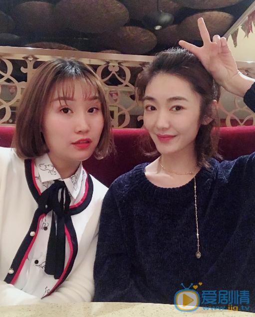 吴恩璇与人合照 吴恩璇高清写真_吴恩璇高清剧照