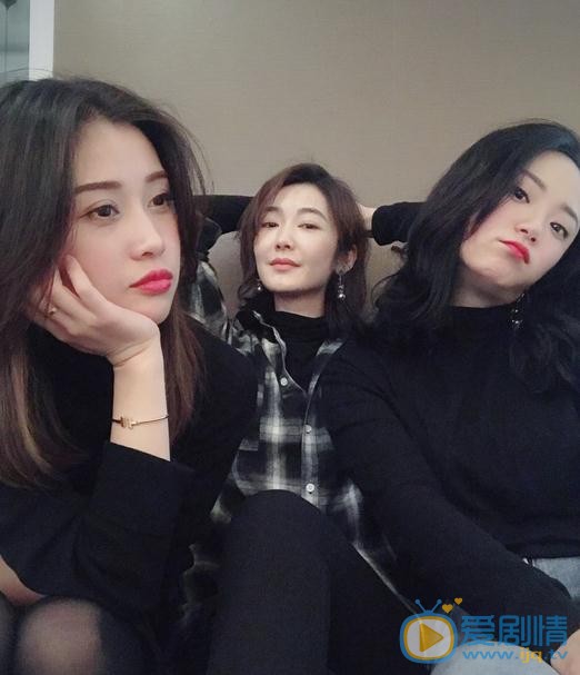 吴恩璇与人合照 吴恩璇高清写真_吴恩璇高清剧照