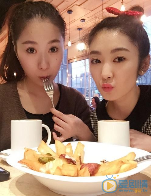 吴恩璇与人合照 吴恩璇高清写真_吴恩璇高清剧照