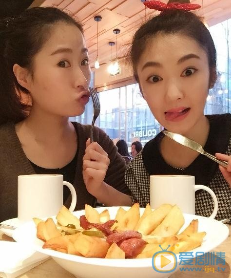 吴恩璇与人合照 吴恩璇高清写真_吴恩璇高清剧照