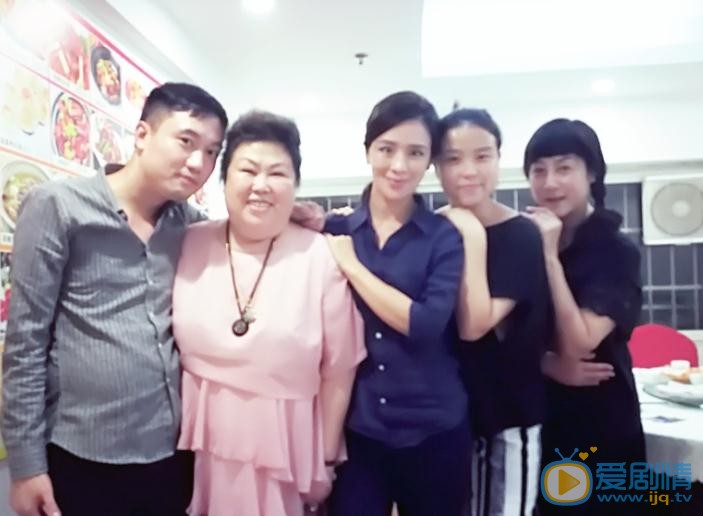 周显欣与人合照 周显欣高清写真_周显欣高清剧照
