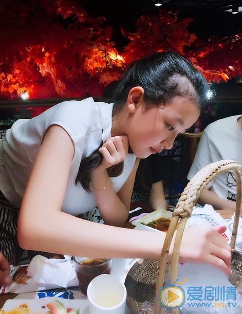 汤甄与人合照 汤甄高清写真_汤甄高清剧照