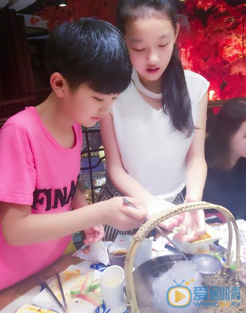 汤甄与人合照 汤甄高清写真_汤甄高清剧照