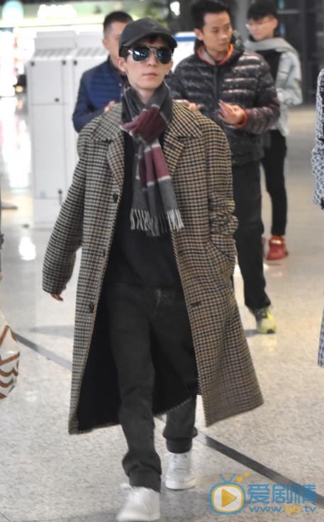 郭敬明机场路透照 郭敬明高清写真_郭敬明高清剧照