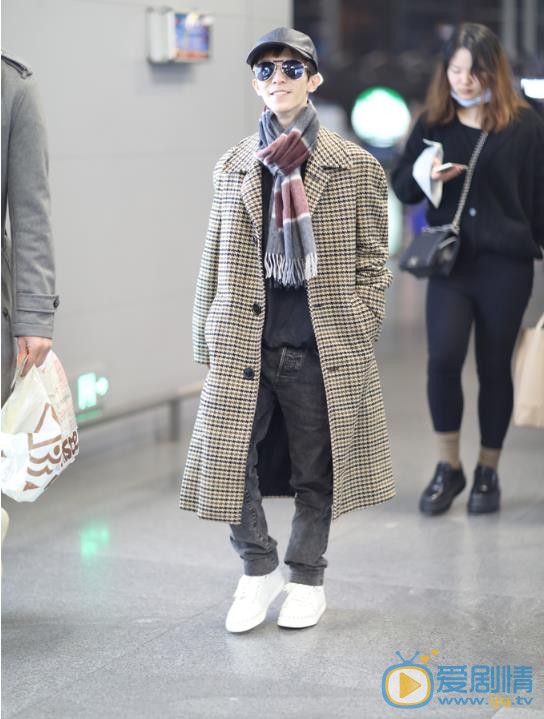 郭敬明机场路透照 郭敬明高清写真_郭敬明高清剧照
