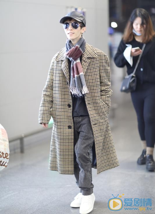 郭敬明机场路透照 郭敬明高清写真_郭敬明高清剧照