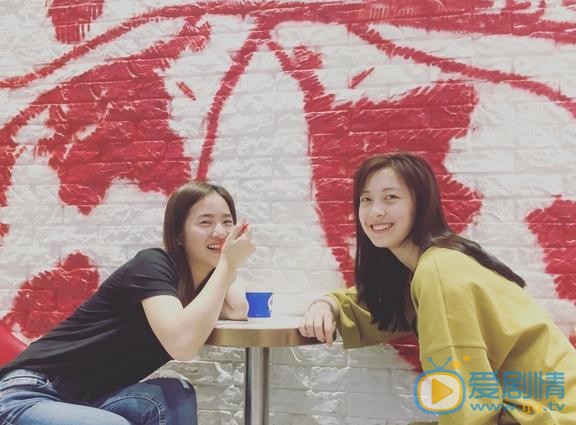 邵芸与人合照 邵芸高清写真_邵芸高清剧照