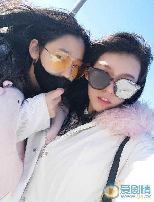 吴小萱与人合照 吴小萱高清写真_吴小萱高清剧照