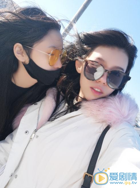 吴小萱与人合照 吴小萱高清写真_吴小萱高清剧照