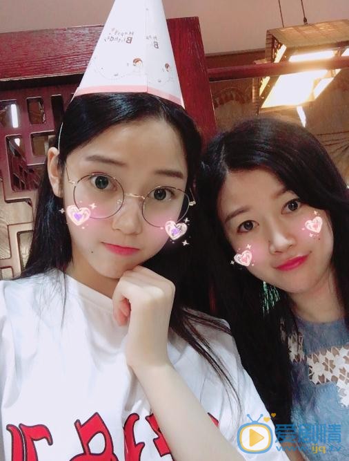 吴小萱与人合照 吴小萱高清写真_吴小萱高清剧照